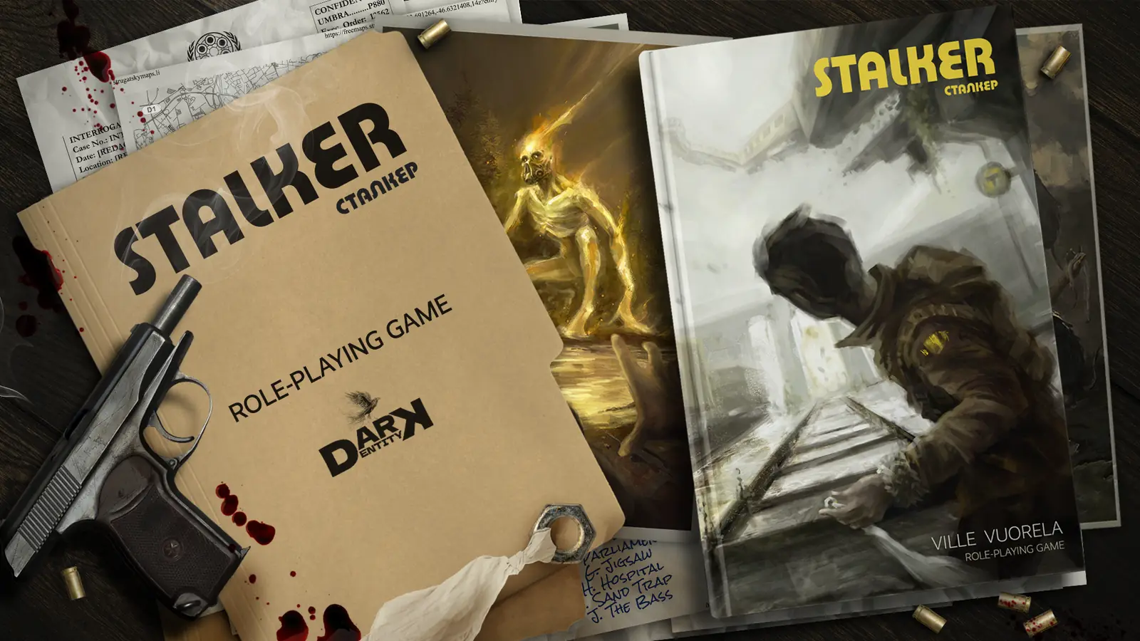 Arte de STALKER: dossiê, pistola e livros espalhados sobre uma mesa escura