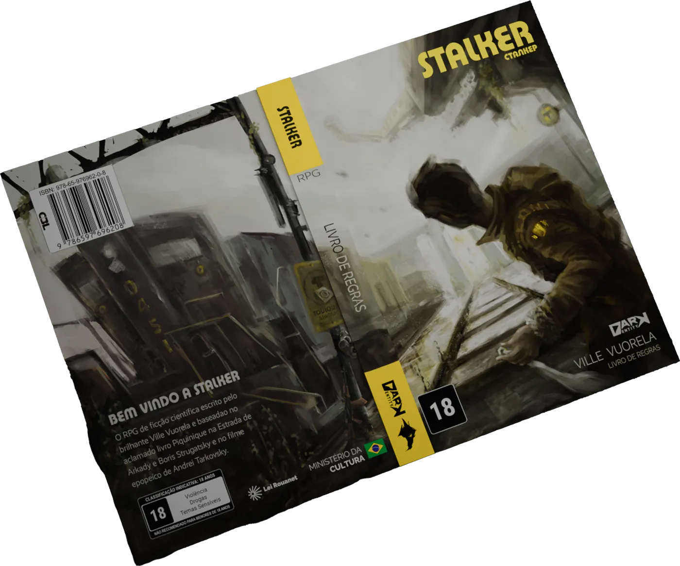 Mockup do livro STALKER RPG 2ª edição: capa com um stalker de jaqueta agachado entre destroços, ao lado da contracapa